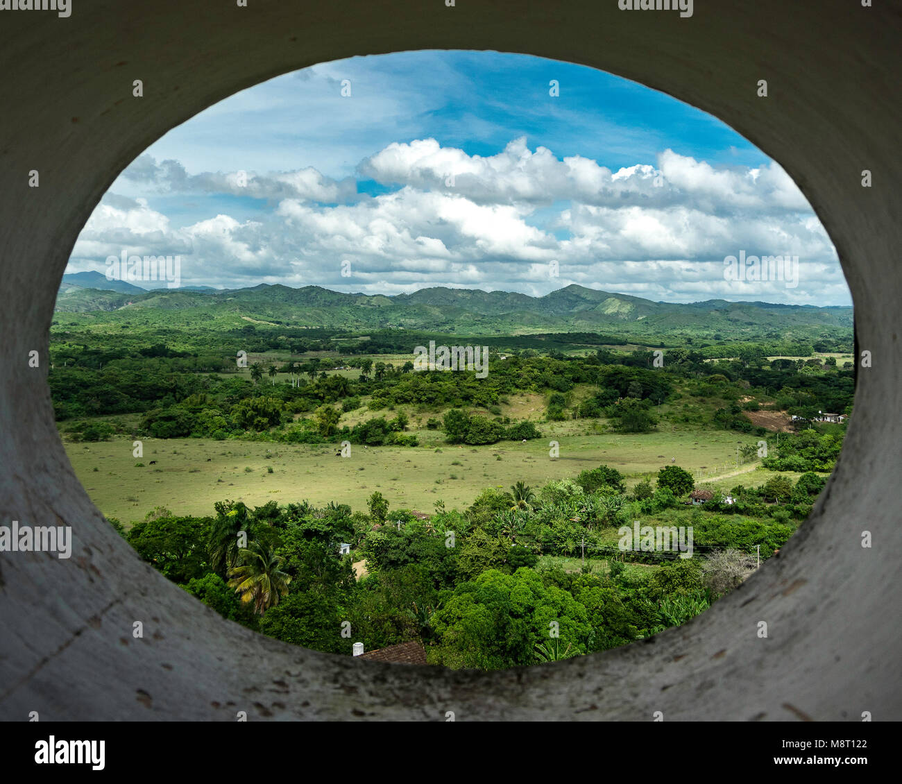 Una vista della campagna nella Valle dei Mulini di zucchero dalla torre della tenuta Manaca Iznaga vicino a Trinidad, Sancti Spíritus, Cuba Foto Stock