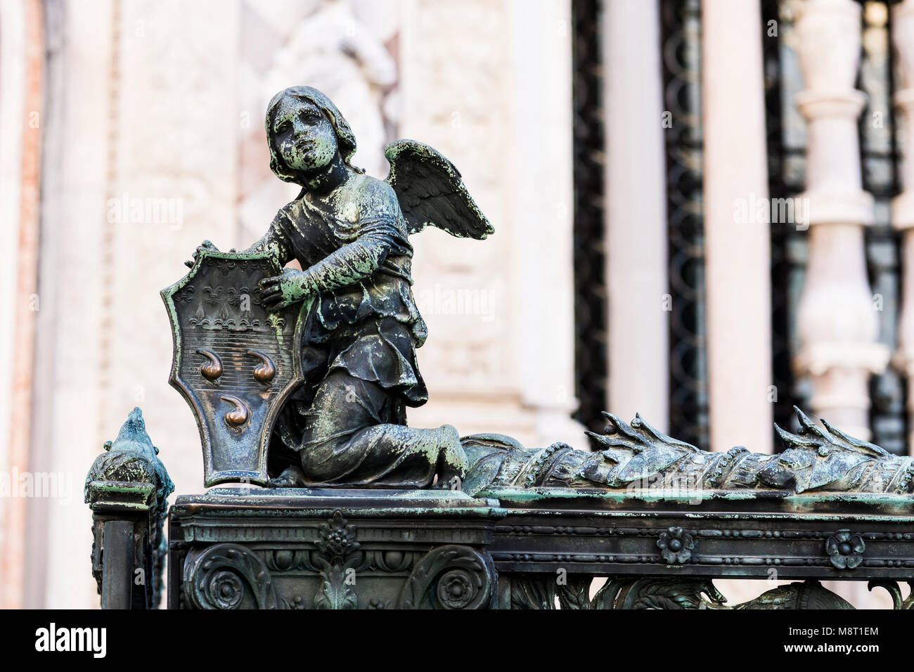 La scultura in bronzo di un angelo all'ingresso della Cappella Colleoni o Cappella Colleoni chiesa di Bergamo, Italia Foto Stock