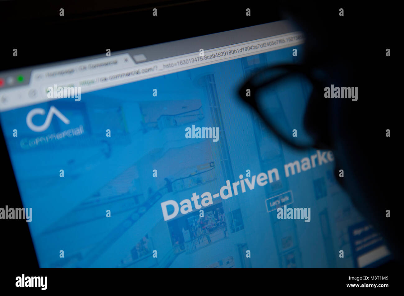 Una persona guarda il Cambridge Analytica website Foto Stock