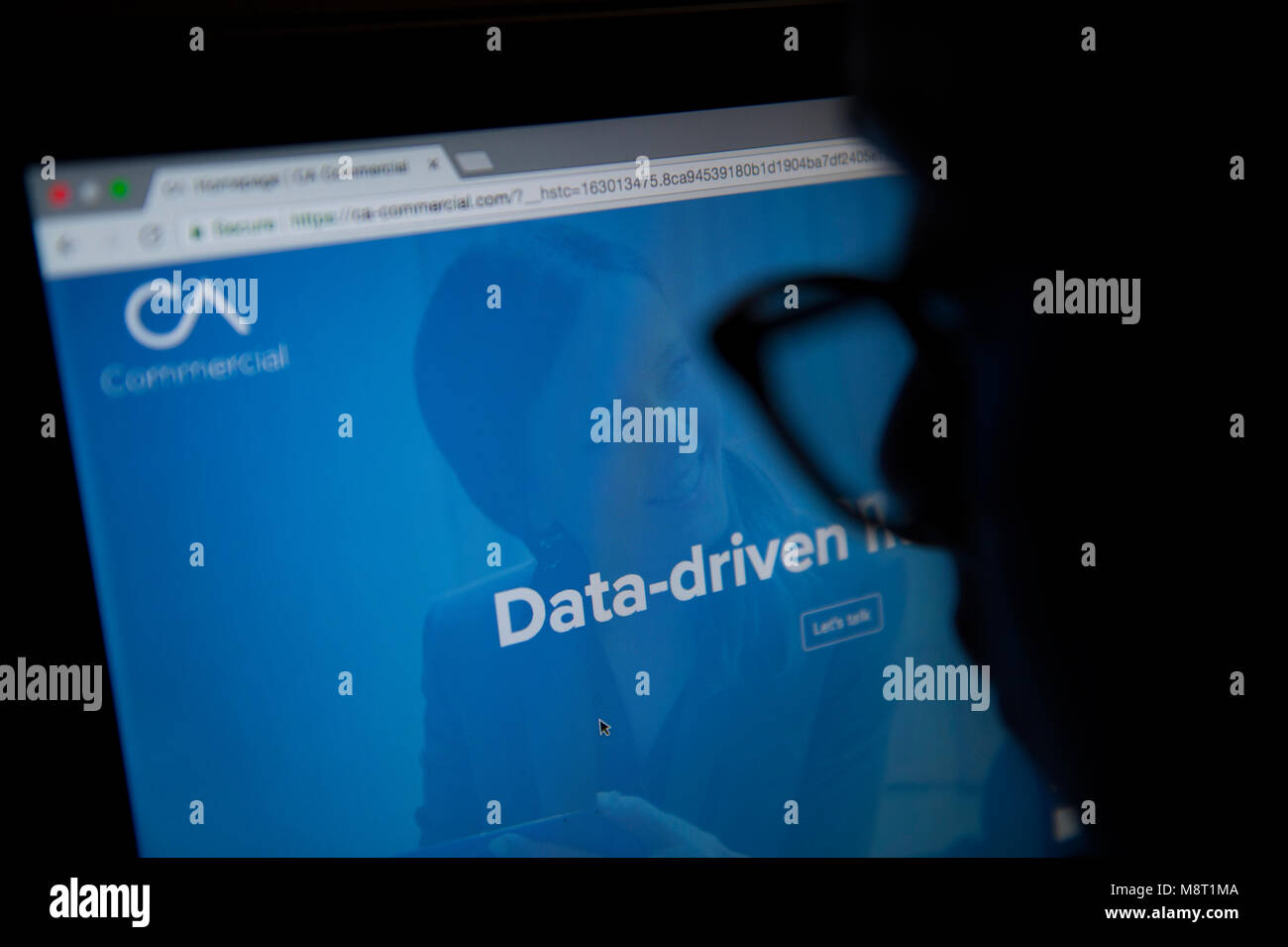 Una persona guarda il Cambridge Analytica website Foto Stock