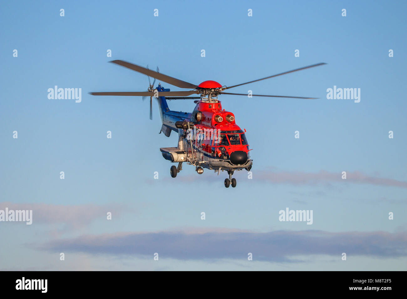 ALESUND, Norvegia - 24 ottobre 2017: Airbus A332 Super Puma Salvataggio in elicottero in aria. Azionato da CHC helikopter servizio in Norvegia. Foto Stock