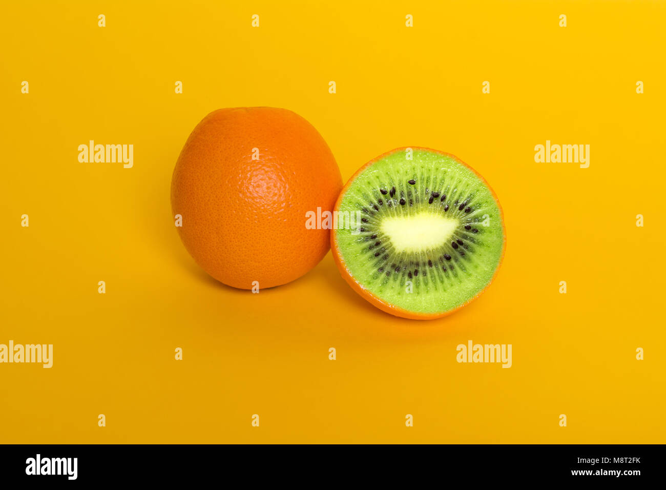 Collage arancione con kiwi. Il surrealismo frutti. Alimenti geneticamente modificati OGM. Foto Stock