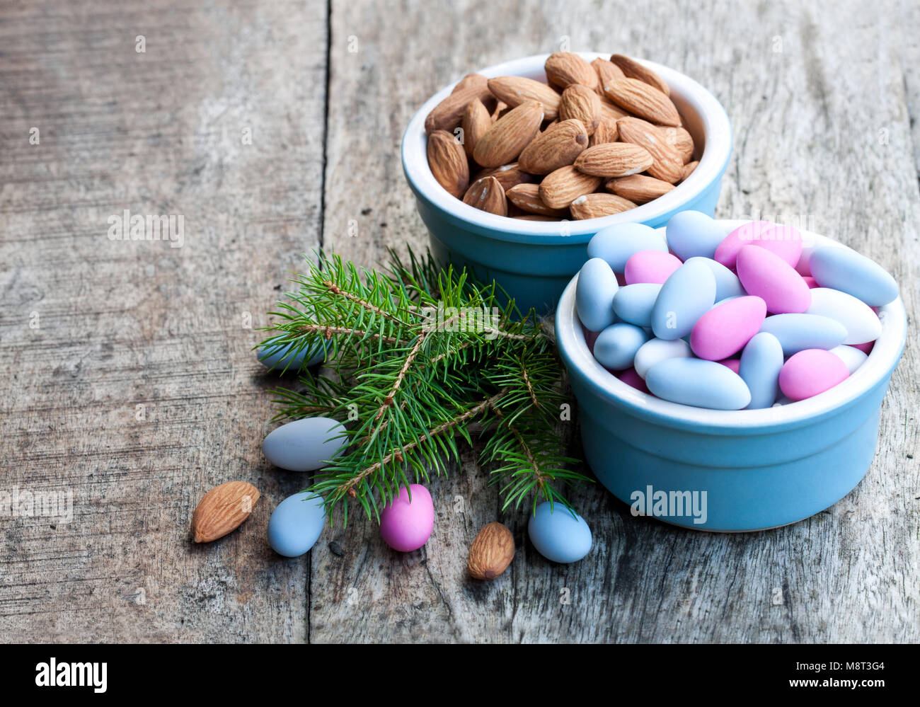 Confetti sul tavolo di legno. Dolce di Natale. Foto Stock