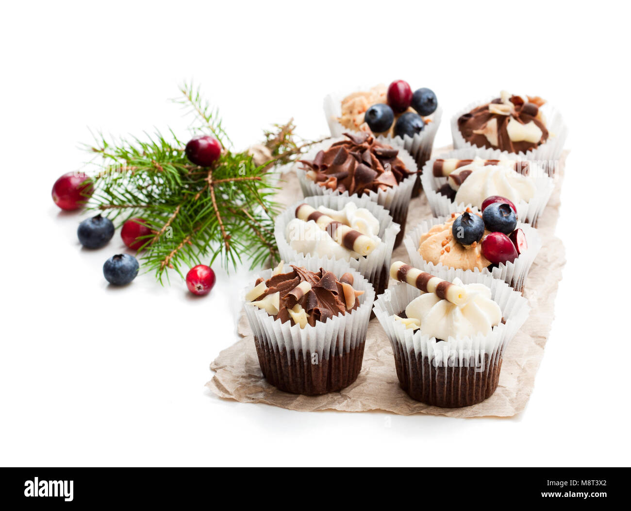 Il cioccolato mini tortine con decorazione di Natale isolato su bianco Foto Stock