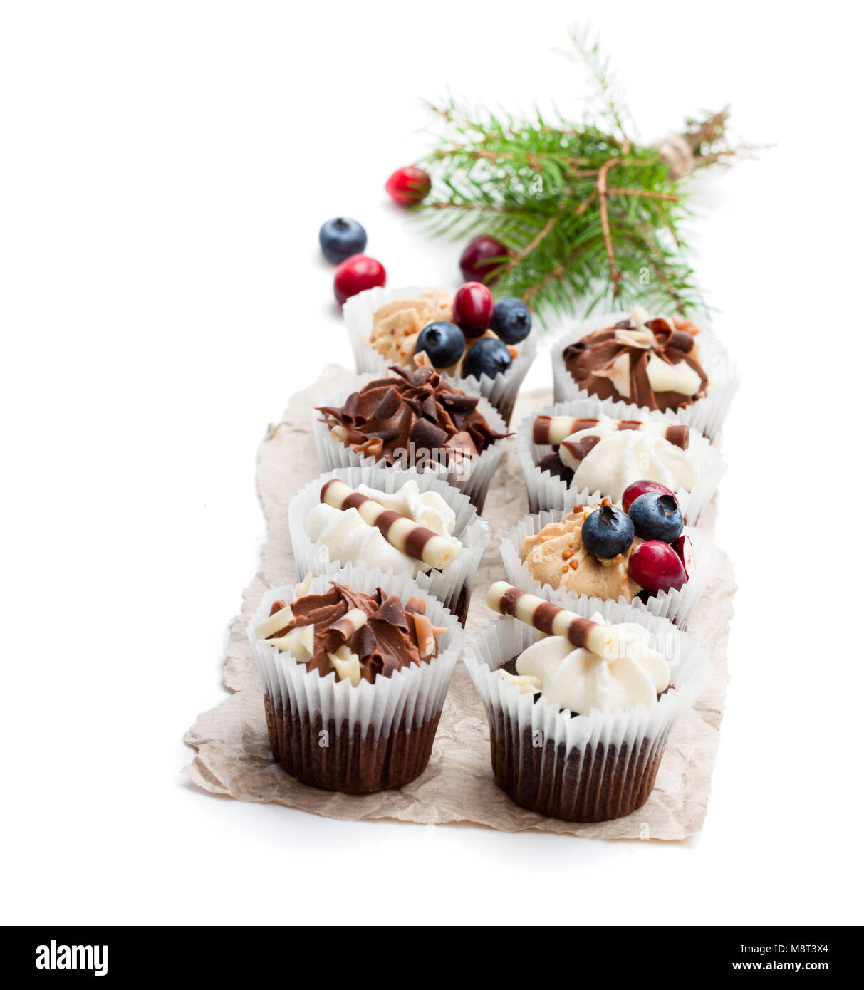 Il cioccolato mini tortine con decorazione di Natale isolato su bianco Foto Stock