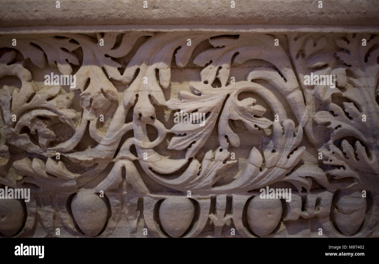 Inquadratura ravvicinata del magnifico ornamento sulle colonne della facciata a sud di La Cattedrale di Saint Paul a Londra, Regno Unito. Foto Stock