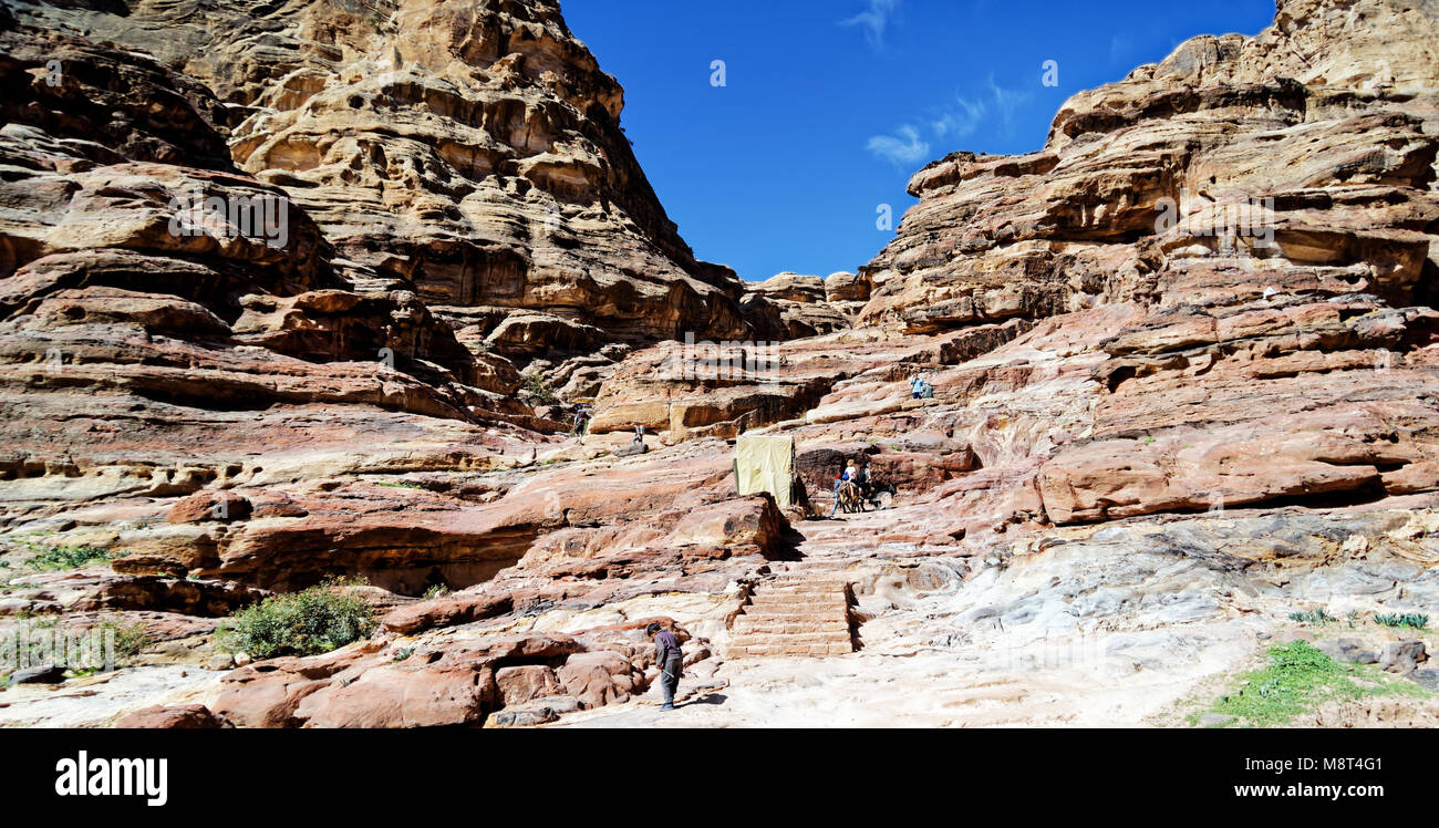 Petra Wadi Musa, Giordania, 9 Marzo 2018: inizio dei più di 900 gradini per salita al grande e magnifico monumento Al-Deir in Necr Foto Stock