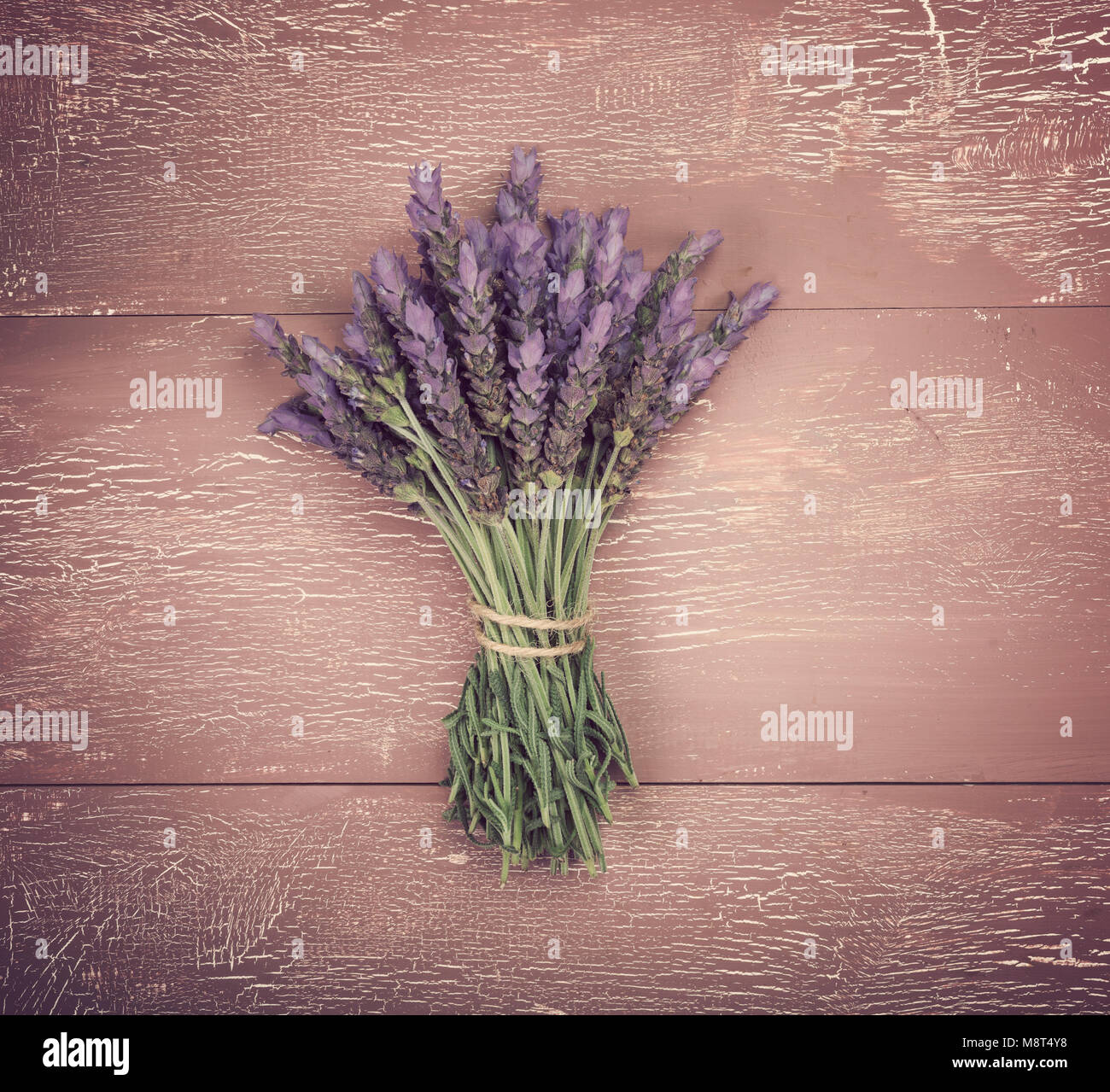 Mazzo di fiori di lavanda sull'annata sullo sfondo di legno. In stile retrò tonificante Foto Stock