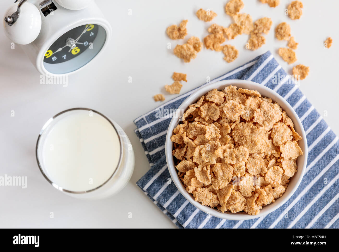 Una sana Corn Flakes con il latte per la colazione sulla tabella, cibo e bevande Foto Stock