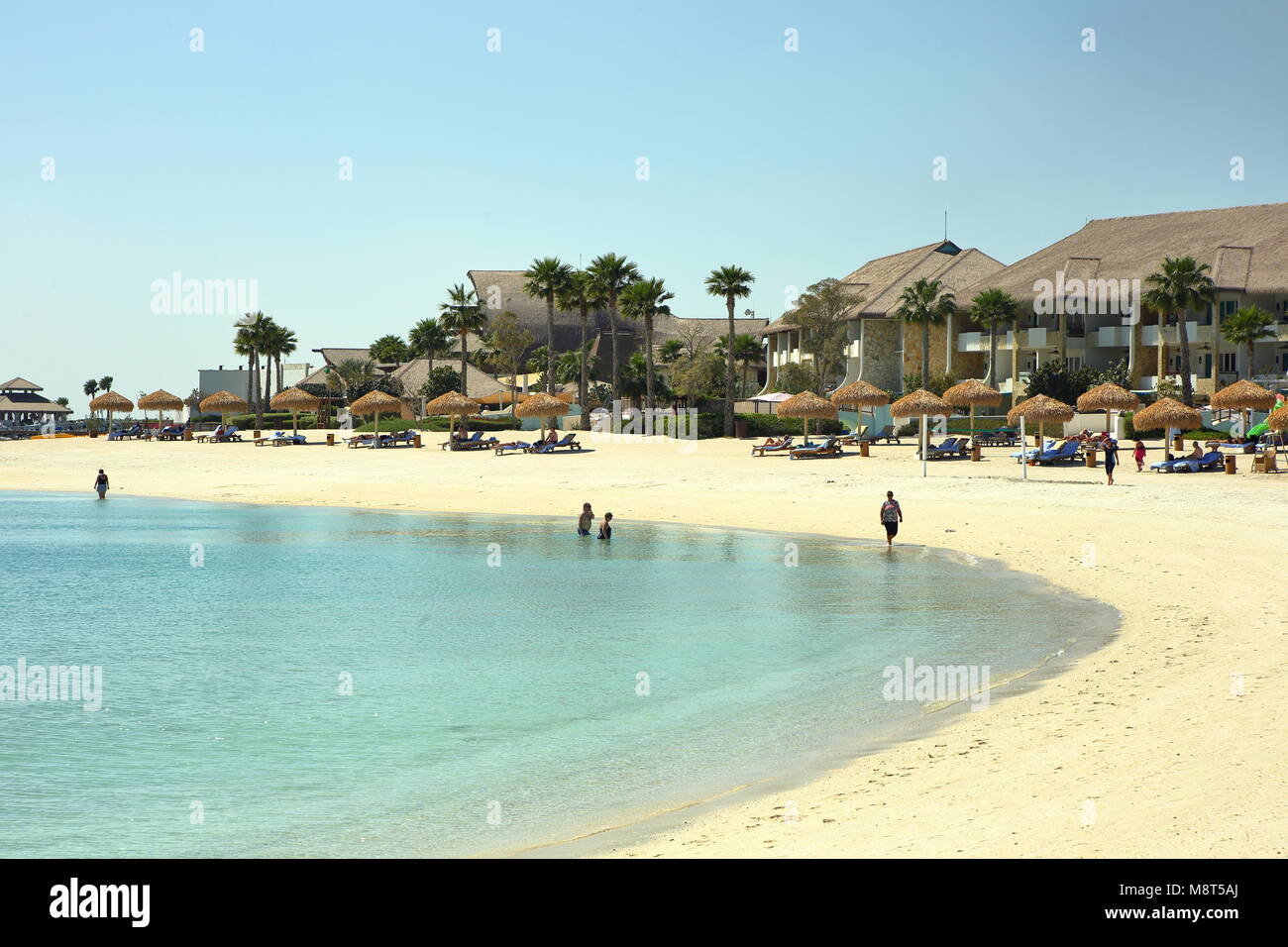 Isola di banana, Doha - Marzo 14, 2018: Sunseekers godetevi una pausa in Qatar luxury Banana Island Resort. Foto Stock