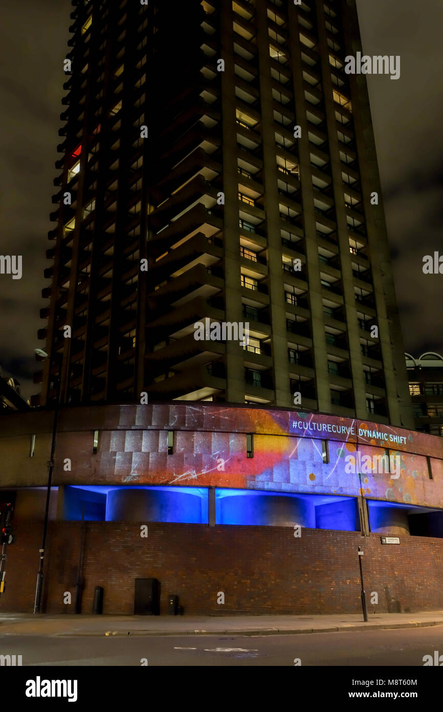 Londra, UK -8th Mar 2018: Un arte pop da Nina Nunn chiamata Dynamic Shift è sul display pubblico presso l'angolo di spiaggia e di strada Aldersgate Street. Foto Stock
