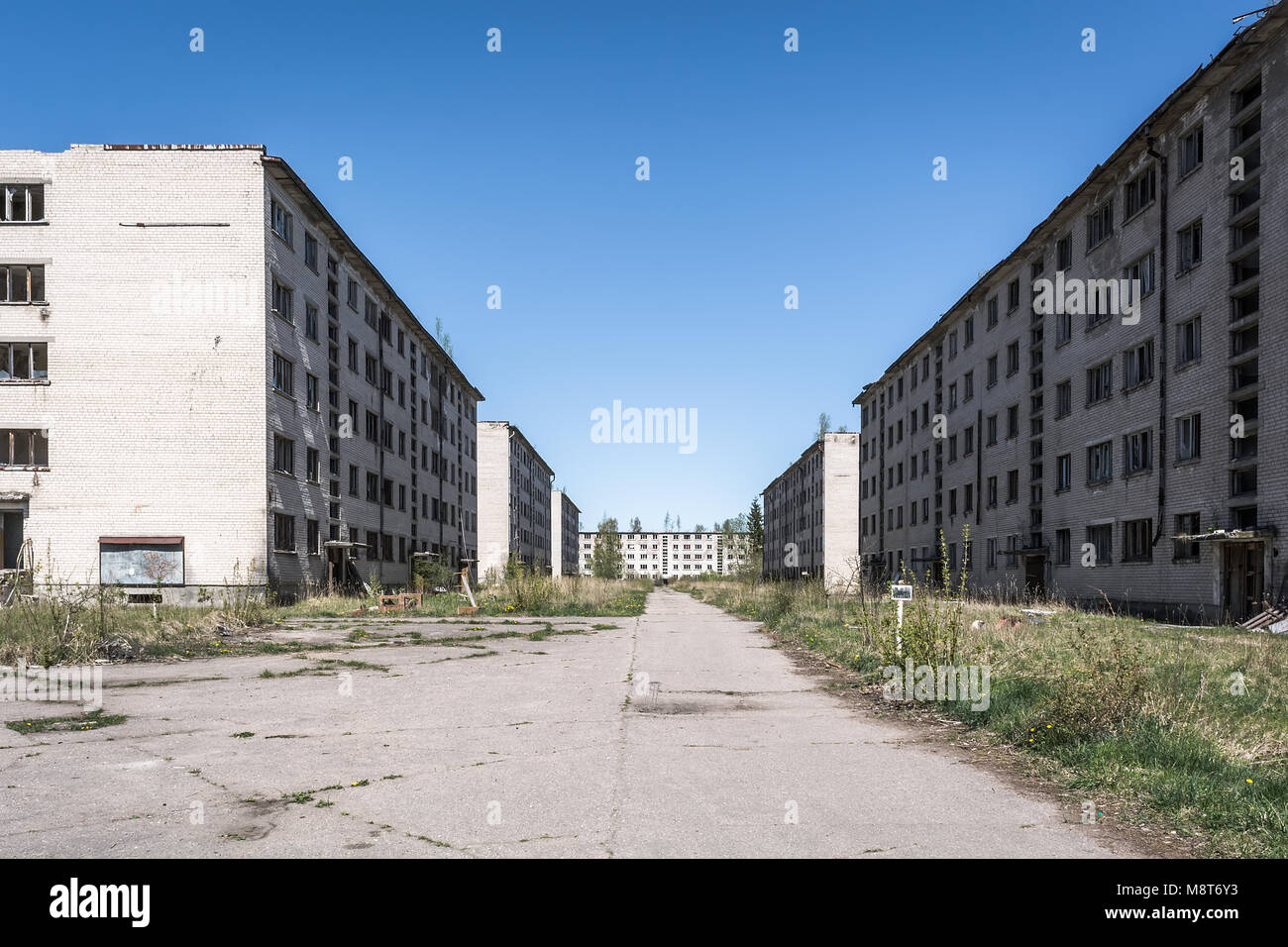 Desolato appartamento sovietica di blocchi in Skrunda, Lettonia. Ex dormitorio distretto militare sovietica in base Skrunda 1, Lettonia. Foto Stock
