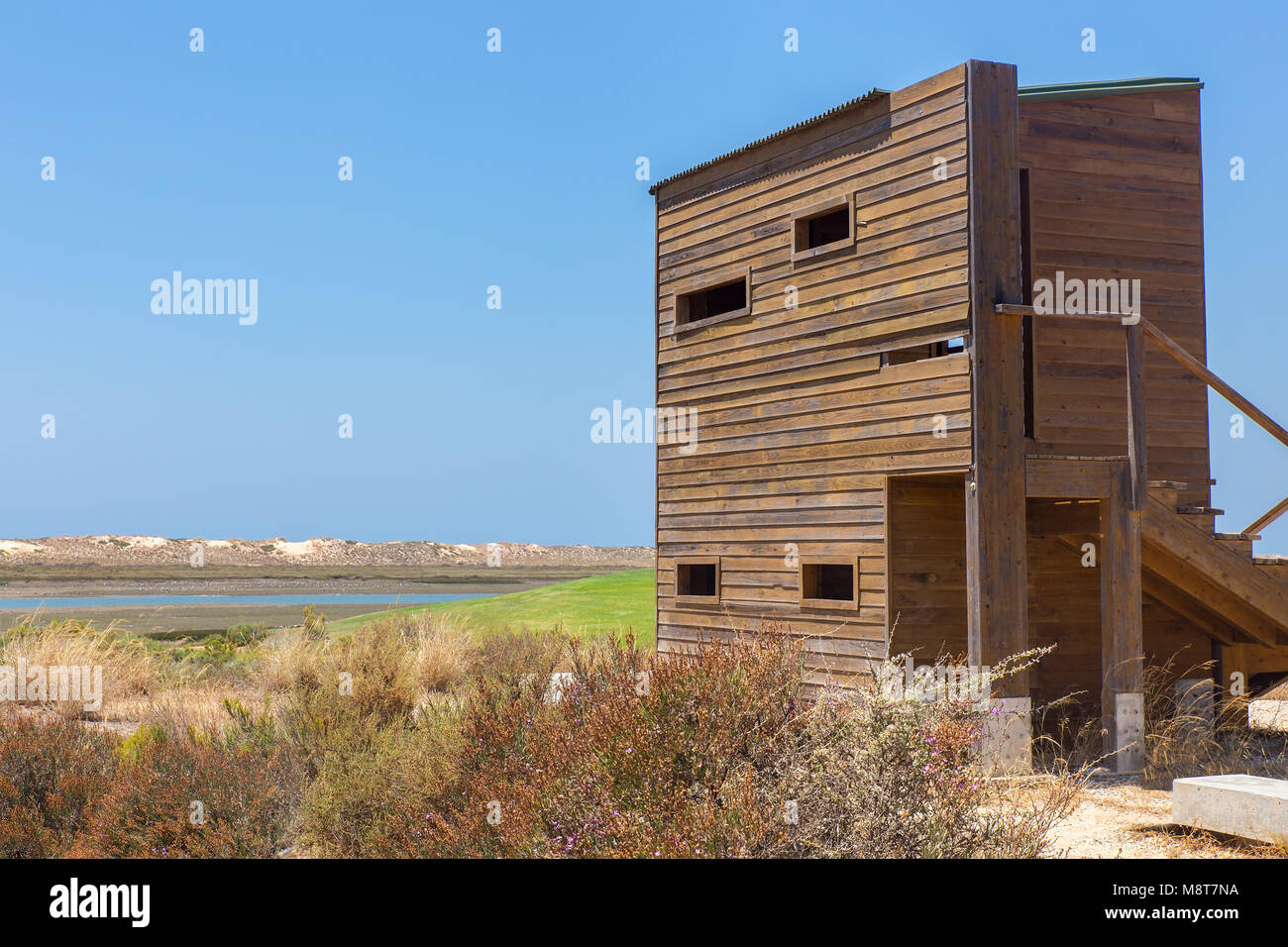 Costruzione in legno come ricovero per osservare animali in corrispondenza  delle coste europee Foto stock - Alamy