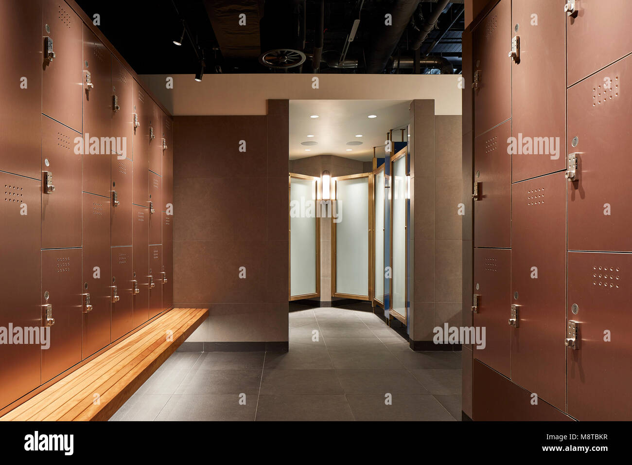 Spogliatoi con armadietti. KXU London, Londra, Regno Unito. Architetto: duro + Trevillion architetti, 2017. Foto Stock