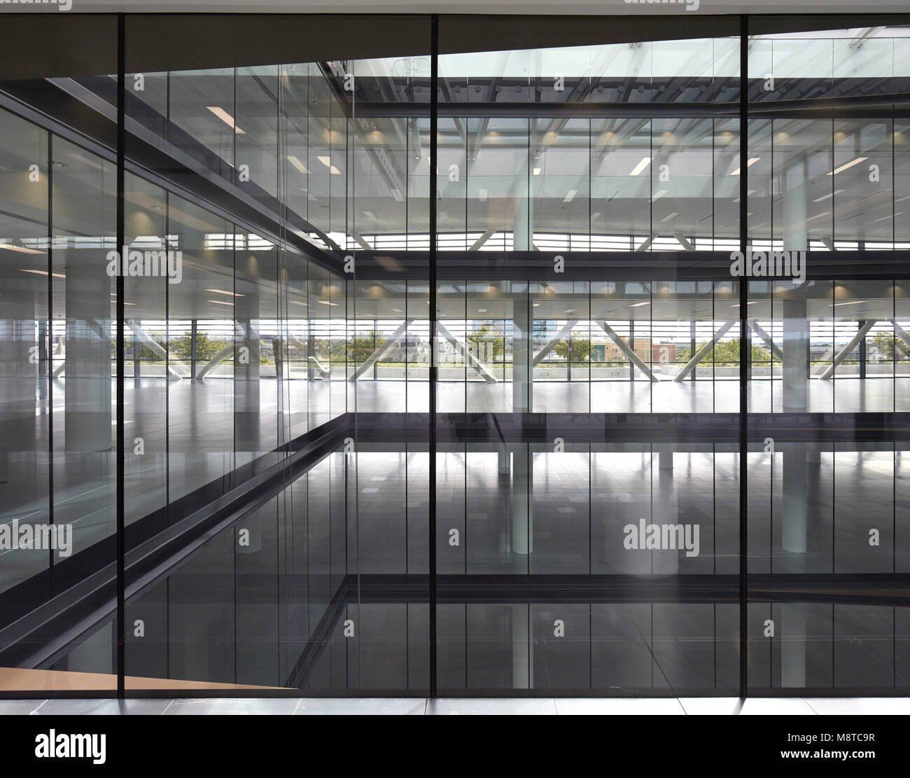 Ufficio interno vista guardando attraverso a Atrium. 1 Forbury Place, Reading, Regno Unito. Architetto: Aukett Swanke, 2016. Foto Stock
