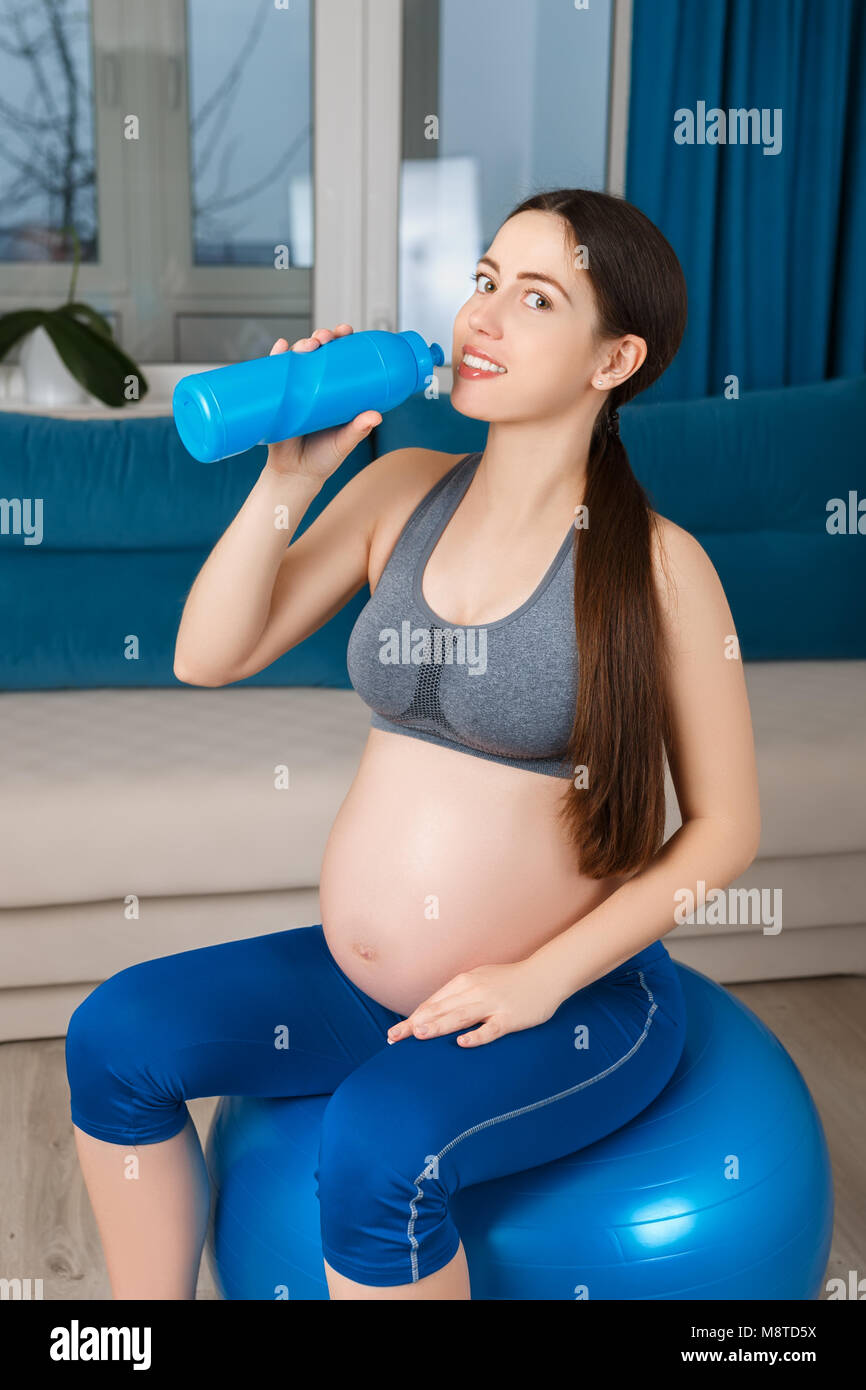 Donna incinta a montare la sfera Foto Stock