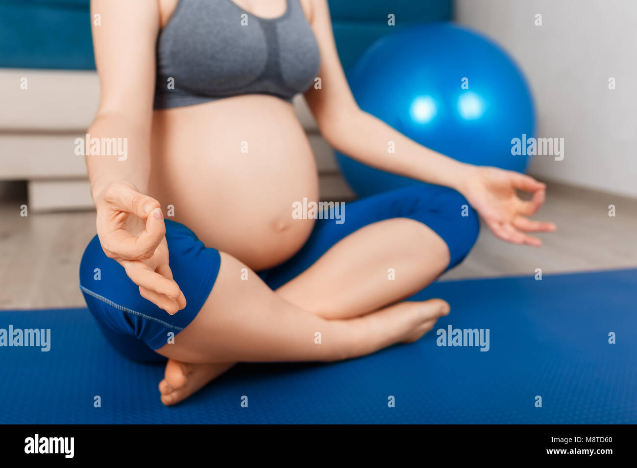 Closeup donna incinta medita Foto Stock