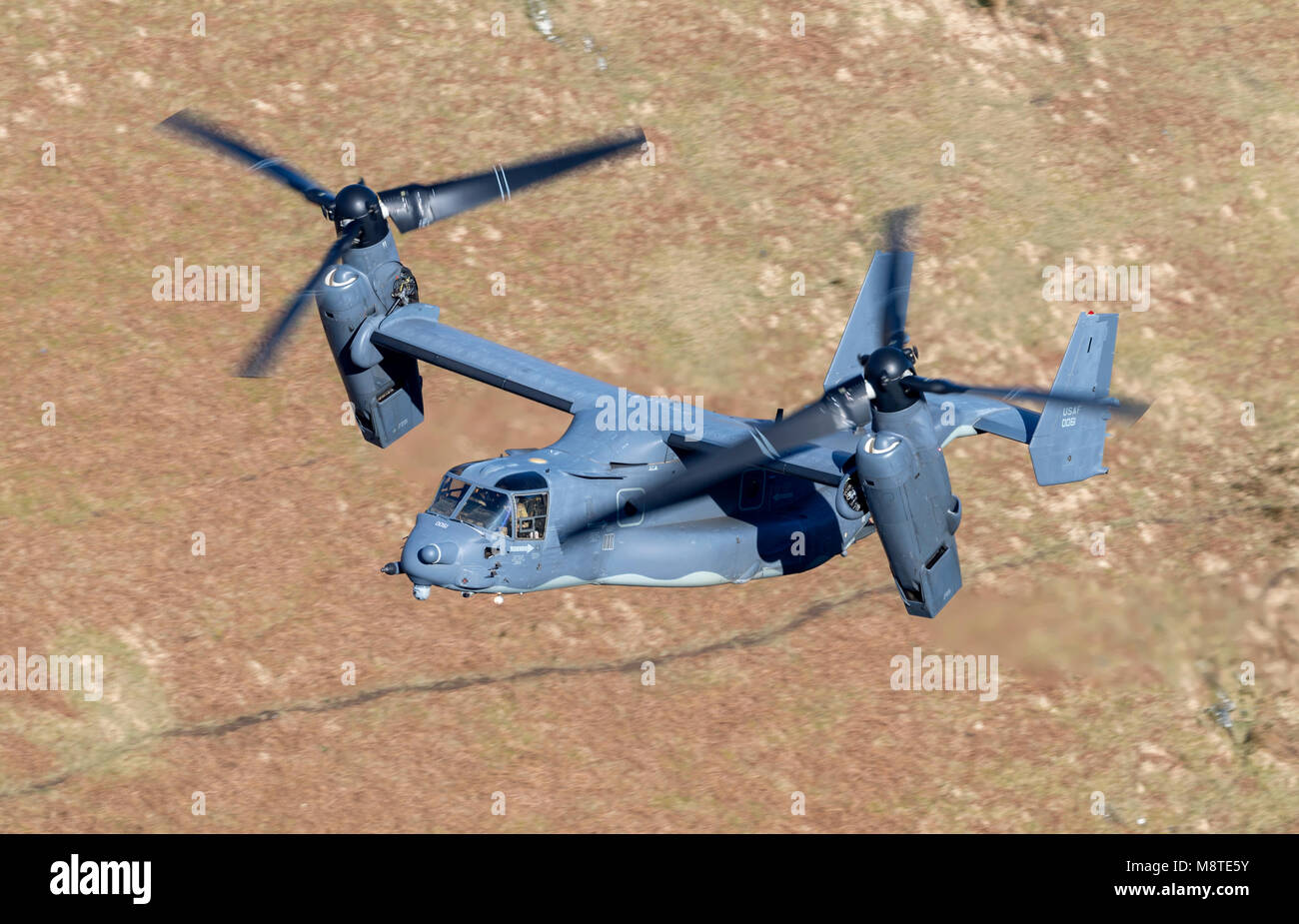 Il USAF CV-22 Osprey volare basso livello in LFA7 (Mach Loop) Foto Stock