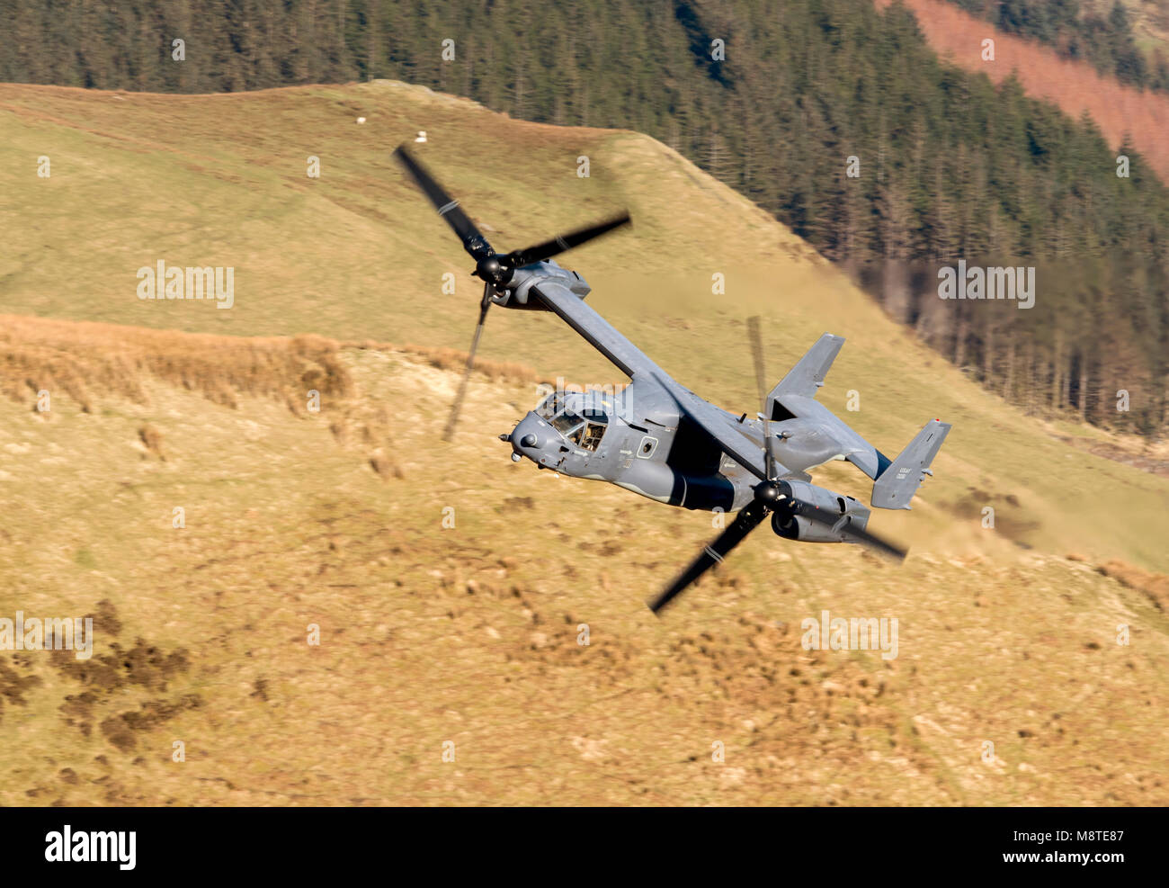 Il USAF CV-22 Osprey volare basso livello in LFA7 (Mach Loop) Foto Stock