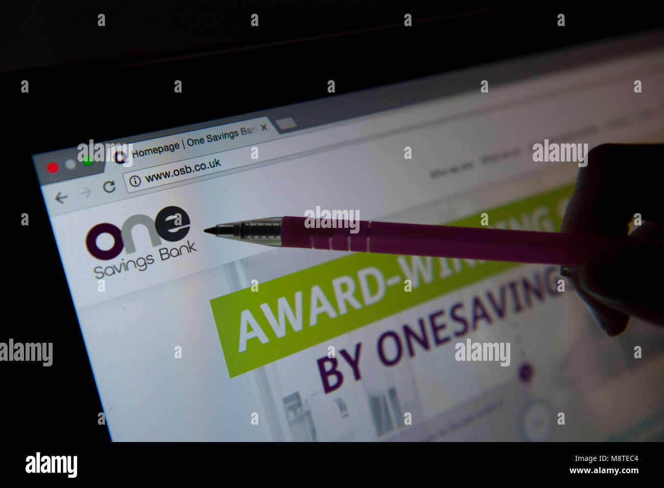 Una penna punti presso la banca OneSavings sito web su un computer Foto Stock