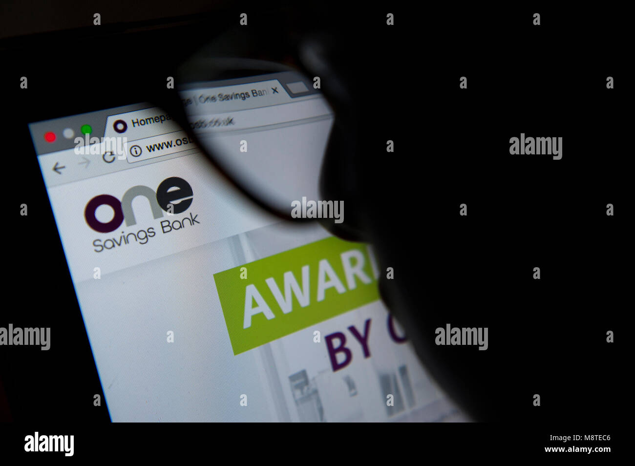 Una persona guarda la banca OneSavings sito web su un computer Foto Stock