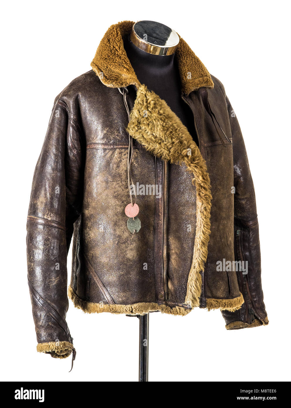 WW2 Irvin pattern in pelle marrone battenti la giacca di pelle di pecora con rivestimento interno in tessuto felpato e tag di identità appartenente all'aria Gunner Geler Thomas (RAF, 13 A.T.U.) Foto Stock