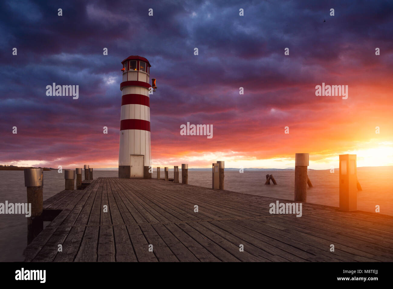 Faro di lago di Neusiedl (Podersdorf am See) al tramonto, Burgenland, Austria Foto Stock