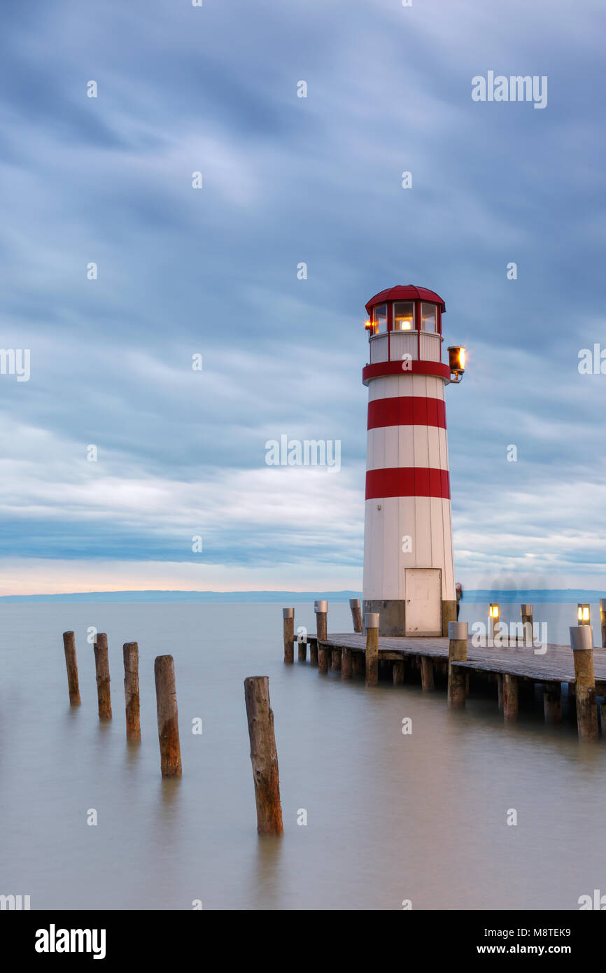 Faro di lago di Neusiedl (Podersdorf am See) al tramonto, Burgenland, Austria Foto Stock