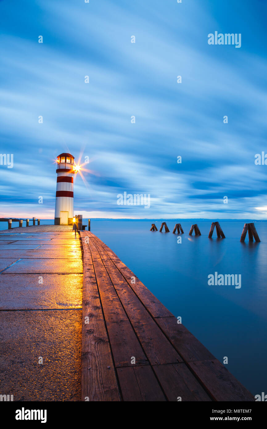 Faro di lago di Neusiedl (Podersdorf am See) al tramonto, Burgenland, Austria Foto Stock