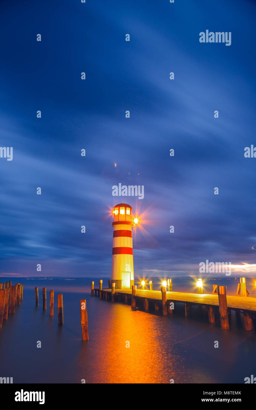 Faro di lago di Neusiedl (Podersdorf am See) al tramonto, Burgenland, Austria Foto Stock