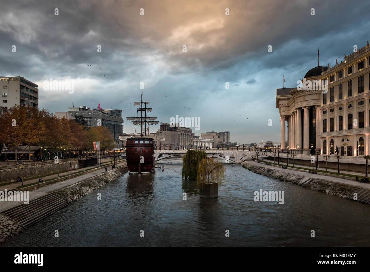 SKOPJE, MACEDONIA - 9 dicembre 2017 - Nave Ristorante e degli edifici circostanti, nel tardo pomeriggio con il tramonto del sole Foto Stock