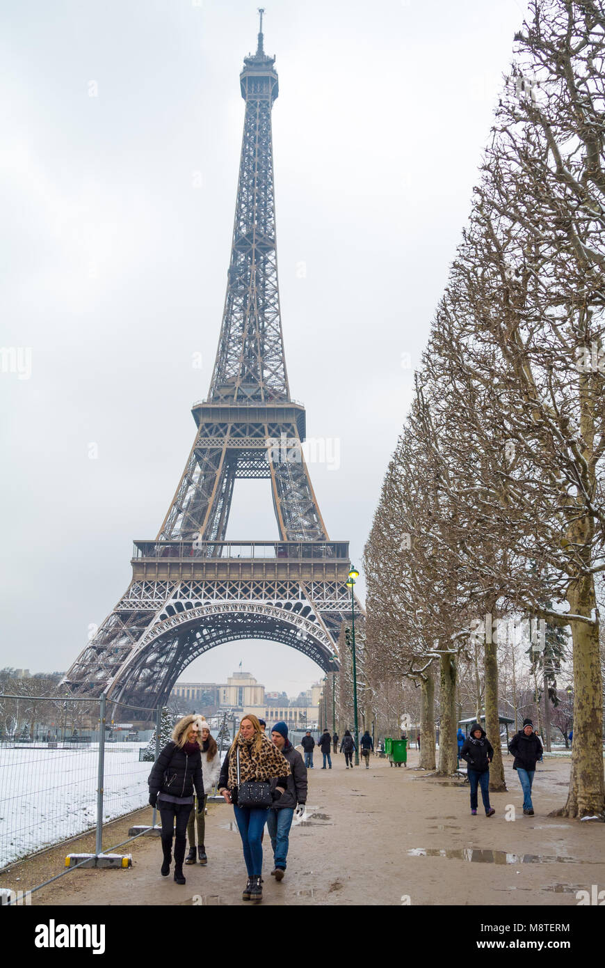 I turisti che visitano la torre eiffel con neve, Parigi, Francia Foto Stock