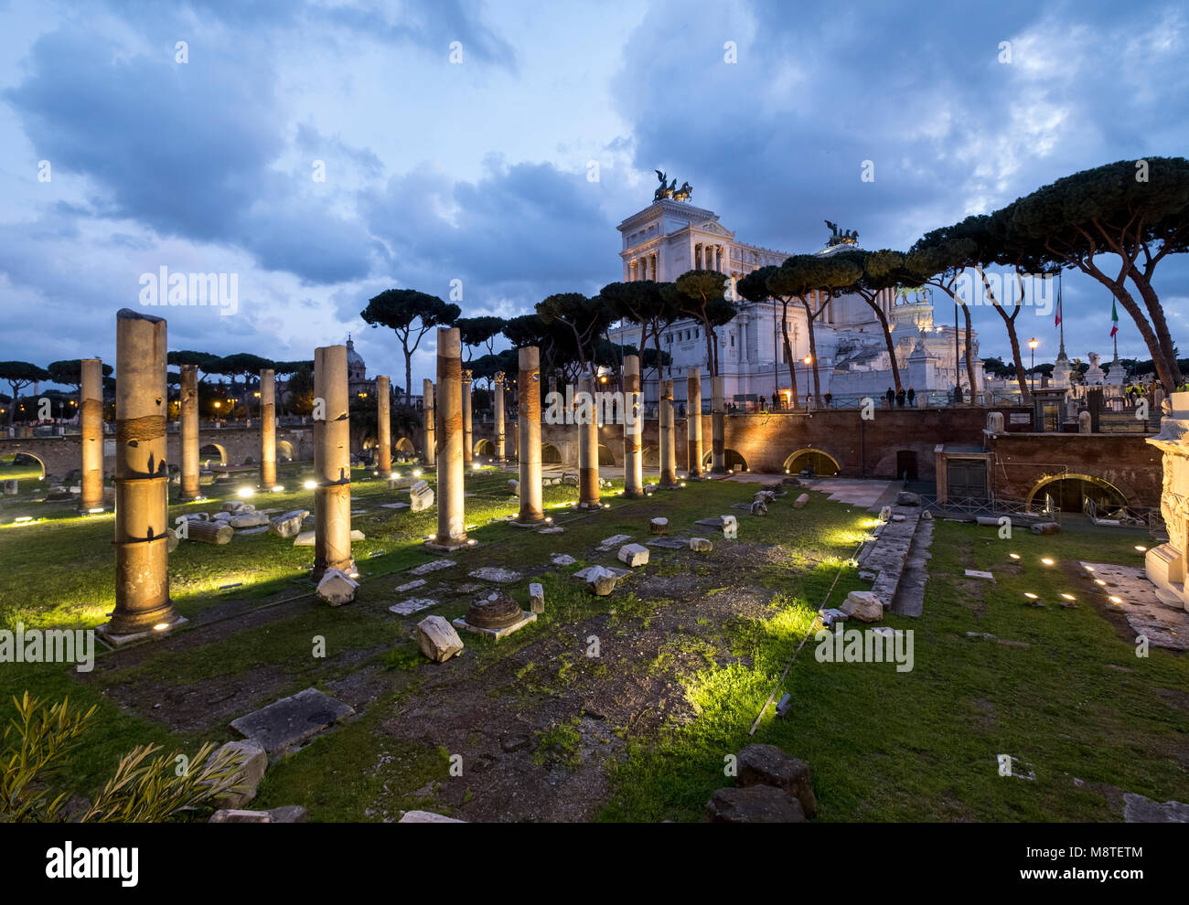 Italia Roma Chiesa Cattolica SS Nome di Maria Colonna Traiana Piazza Foro Traiano Foto Stock