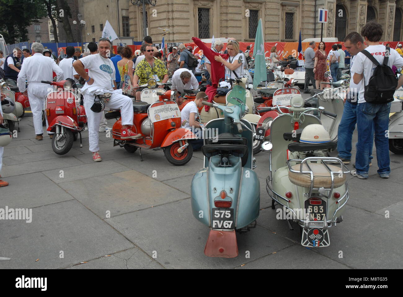 Raduno motociclistico di vintage scooter italiano " Vespa " in piazza  Solferino Torino Italia circa 2015 Foto stock - Alamy