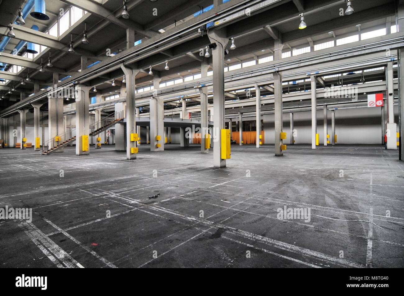 Vista panoramica di vuoto impianto industriale sito per la fiera internazionale dei mestieri Torino Italia Novembre 16 2017 Lingotto Foto Stock