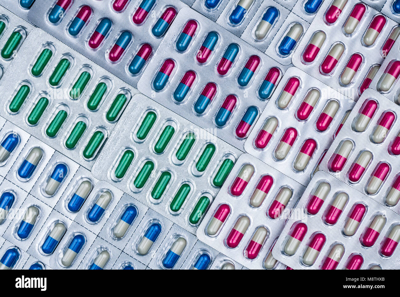 Telaio piena di colorati pillole di capsule in blister disposti con belle pattern. Gli imballaggi di prodotti farmaceutici. Medicina per le infezioni malattia. L' ANTIB Foto Stock