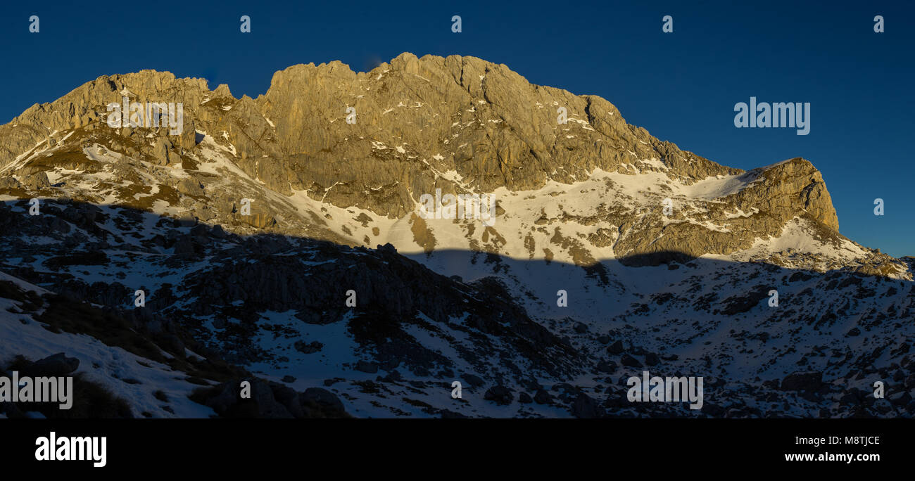 Mountain diviso dalla linea d'ombra Foto Stock