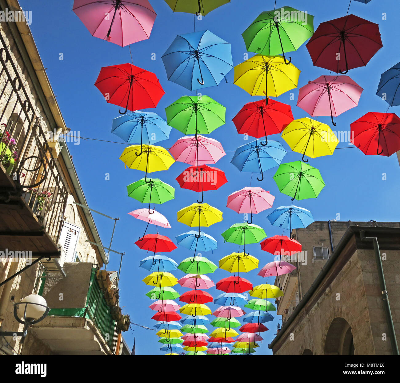 Estate street festival con battenti ombrelloni a Gerusalemme Foto Stock