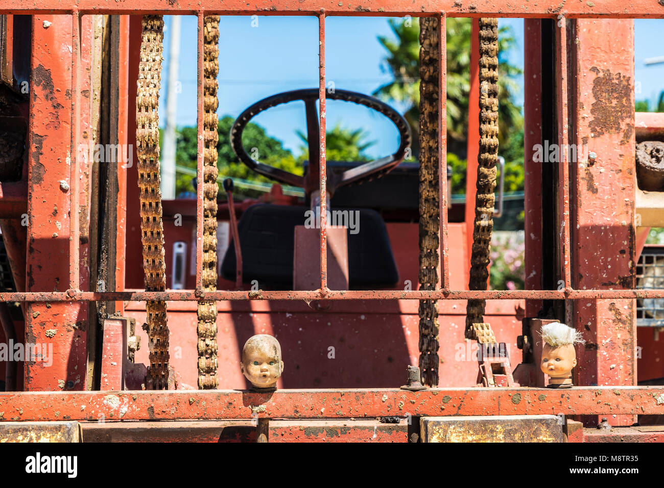 Cabina di un vecchio carrello con due loschi doll testine in un sito in costruzione nel sud della Sicilia, Italia Foto Stock