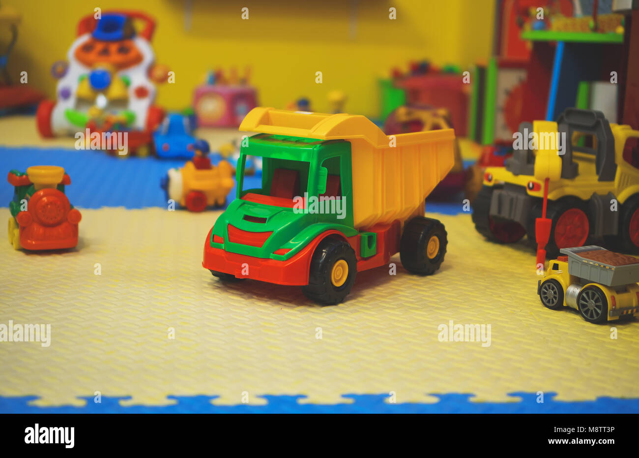 Svuotare sala giochi per bambini con vari giochi. Foto Stock