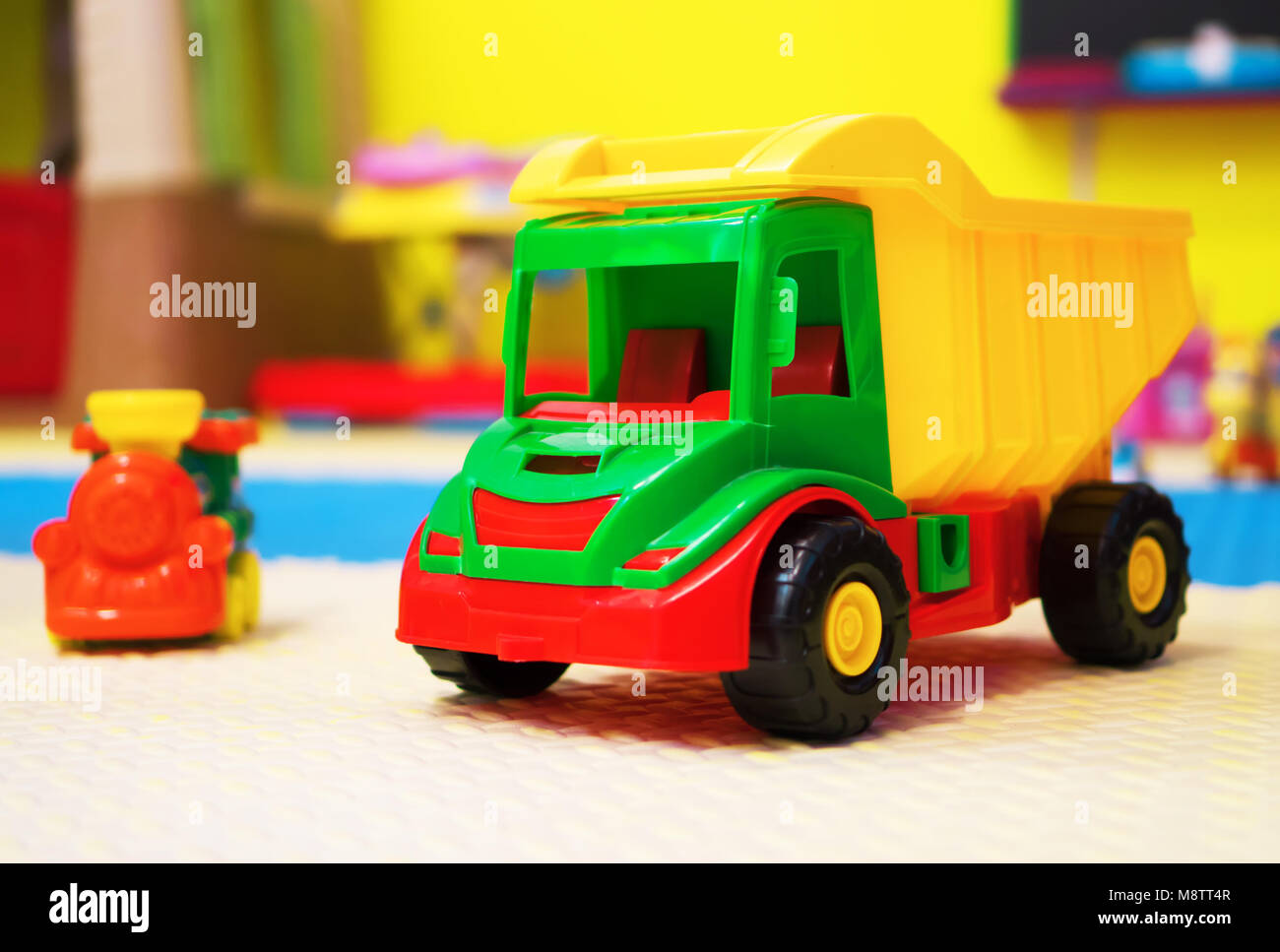 Svuotare sala giochi per bambini con vari giochi. Foto Stock