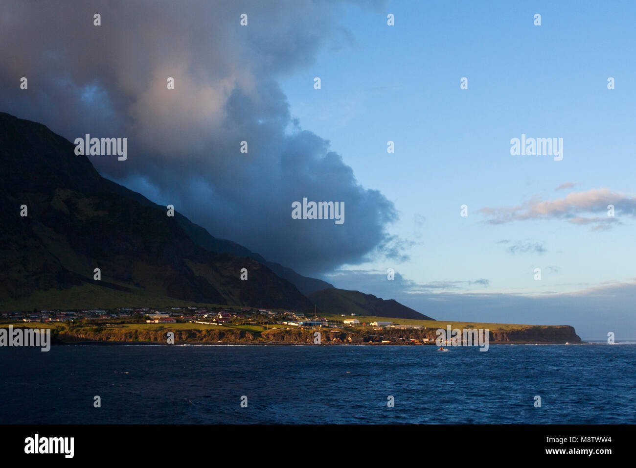 Tristan da Cunha, Oceano Atlantico. La principale isola di Tristan è il gruppo più remoto arcipelago abitato nel mondo. Tristan da Cunha è par Foto Stock