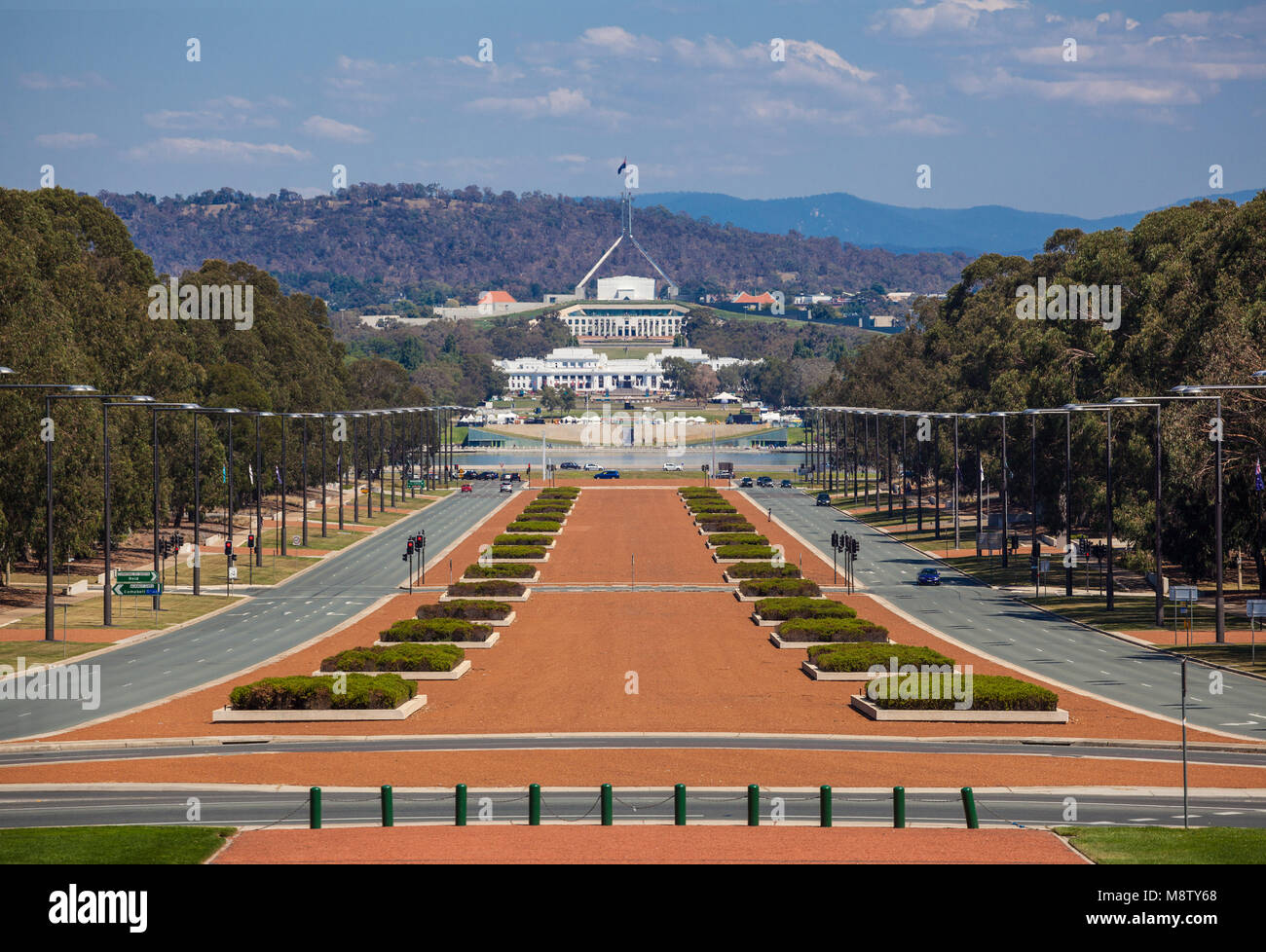 ANZAC Parade visto dalla Australian War Memorial con la Casa del Parlamento nella distanza. A Canberra, Australia Foto Stock