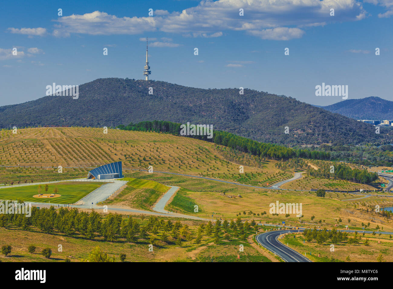 Paesaggio di National Arboretum a Canberra con iconico Telstra torre sulla montagna nera. Canberra, ACT, Australia Foto Stock