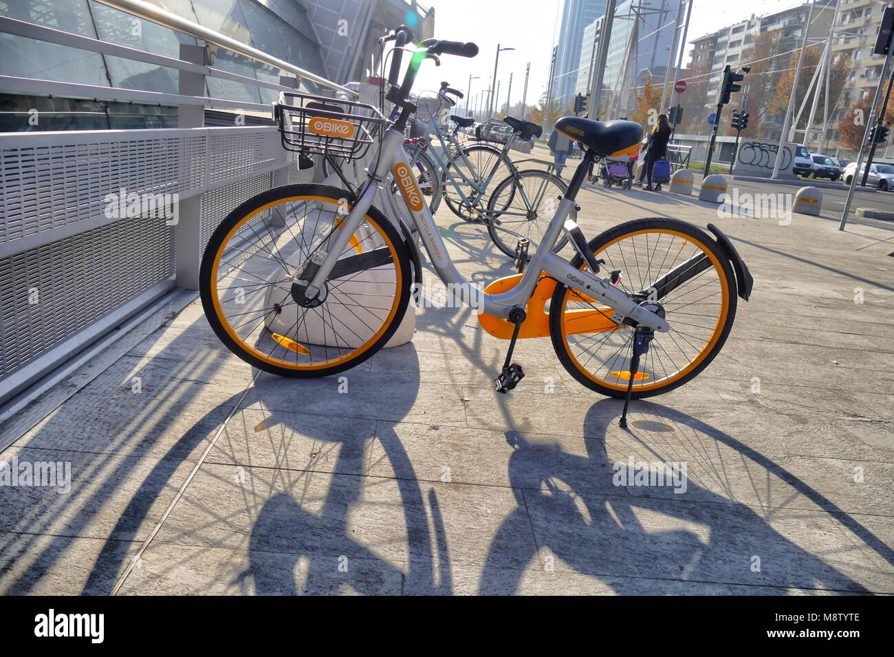 Free floating Obike bike sharing marche invadendo la città innovativo integrato locker Torino Italia 18 Gennaio 2018 Foto Stock