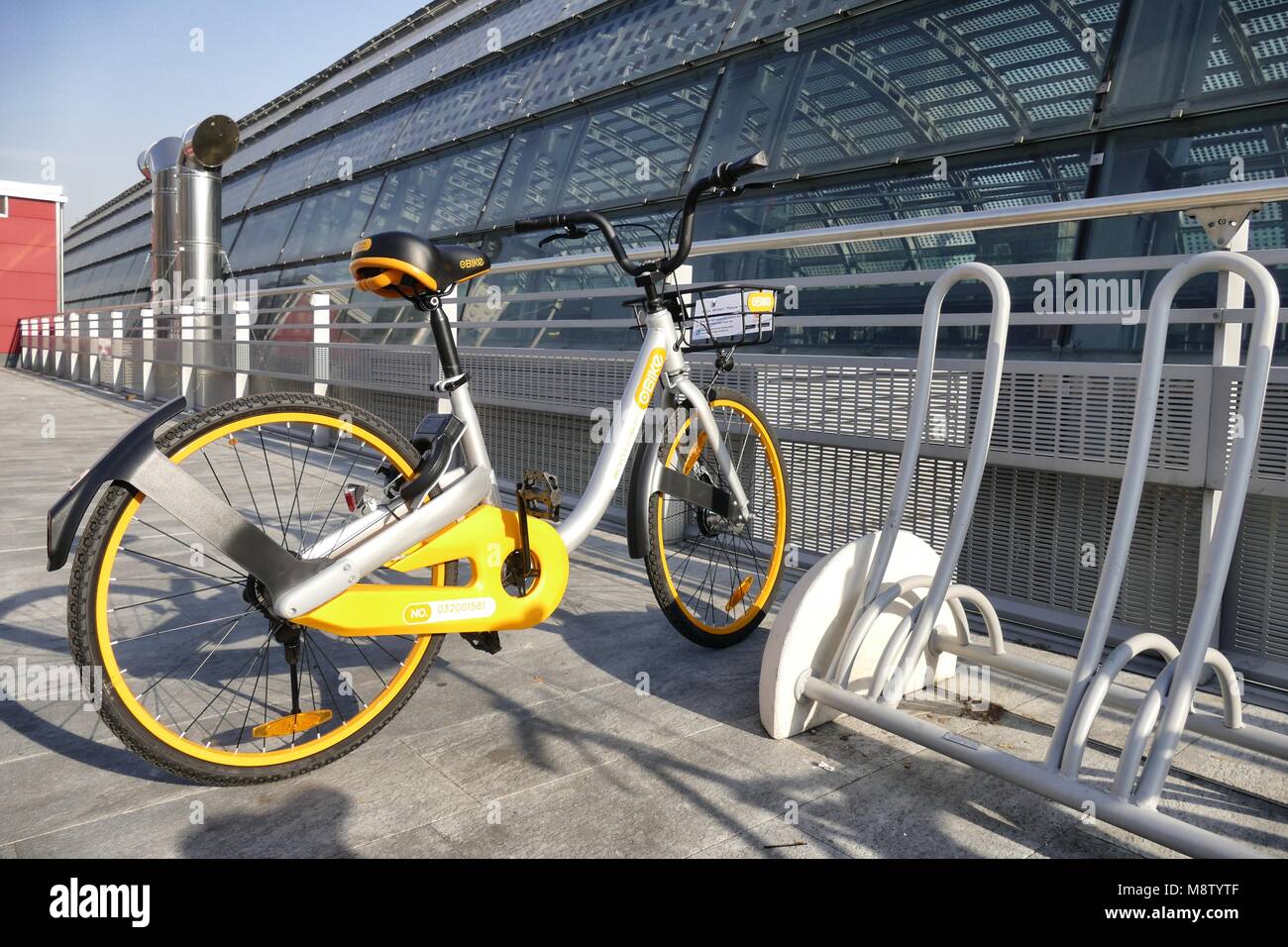 Free floating Obike bike sharing marche invadendo la città innovativo integrato locker Torino Italia 18 Gennaio 2018 Foto Stock