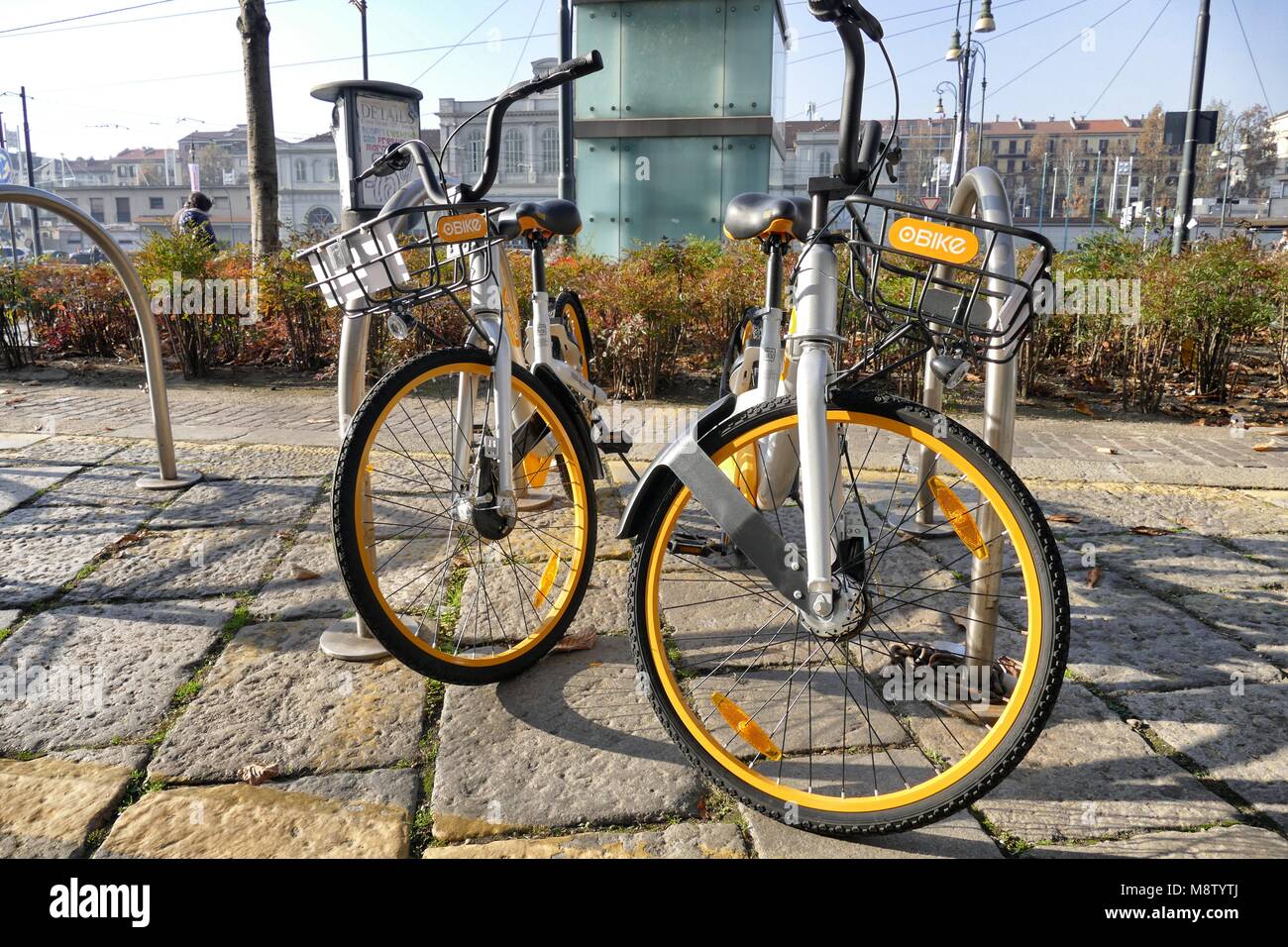 Free floating Obike bike sharing marche invadendo la città innovativo integrato locker Torino Italia 18 Gennaio 2018 Foto Stock