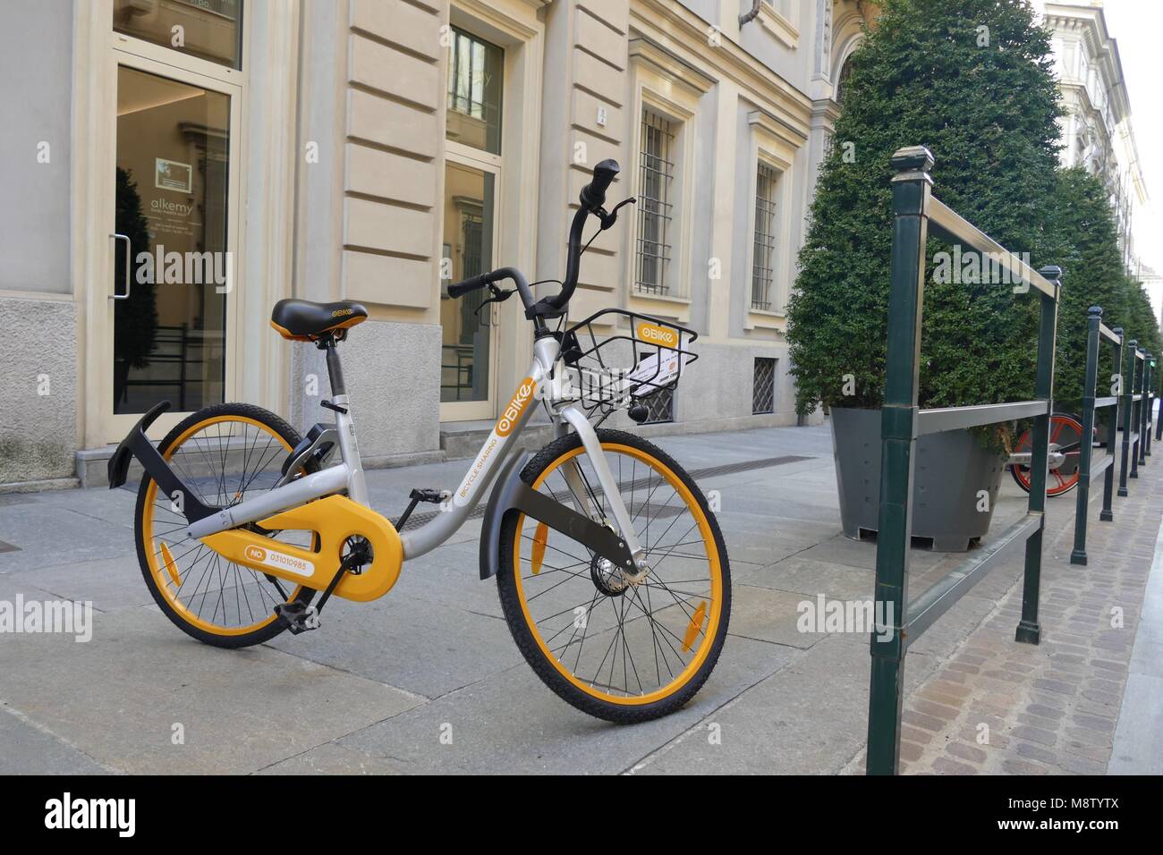 Free floating Obike bike sharing marche invadendo la città innovativo integrato locker Torino Italia 18 Gennaio 2018 Foto Stock