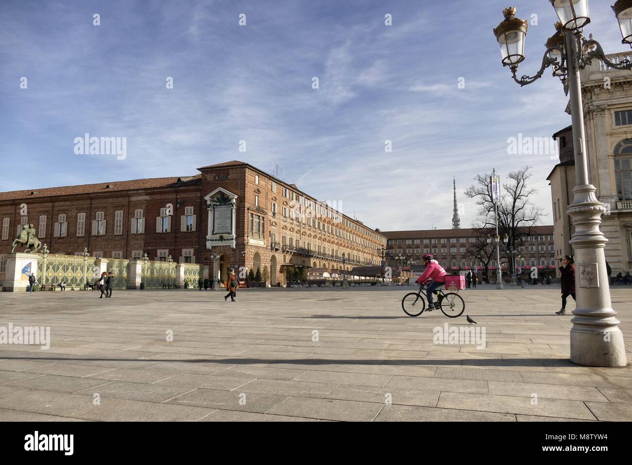 Foodora Consegna del cibo bike runner vista panoramica nella storica piazza Torino Italia 18 Gennaio 2018 Foto Stock