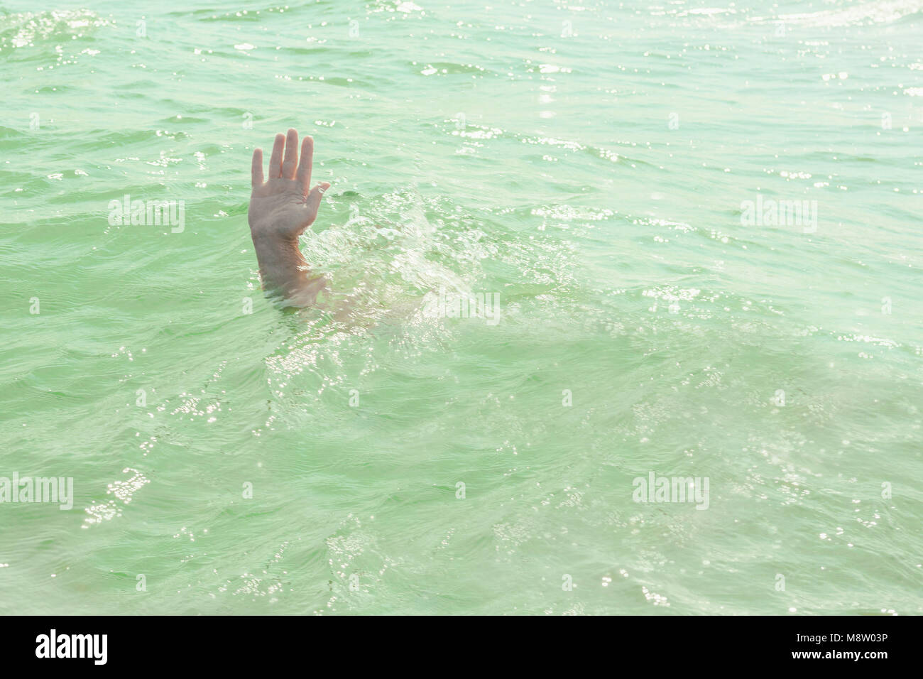 Una persona di affondamento, la salvezza di un uomo di annegamento Foto Stock